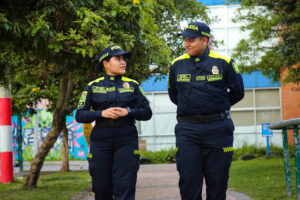 patrulleros de la Policía Nacional de Colombia realizando una ronda de vigilancia