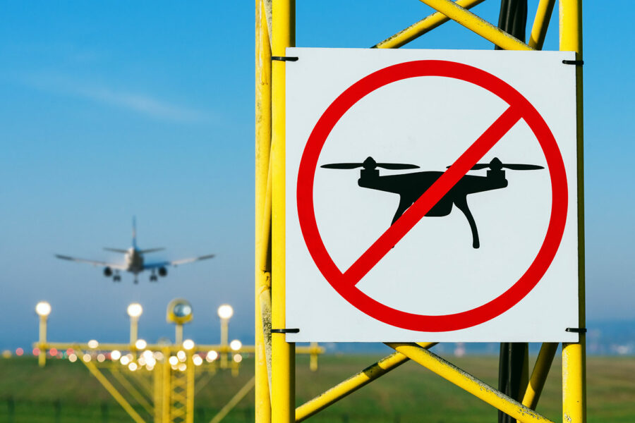 señal de prohibido volar drones en un aeropuerto