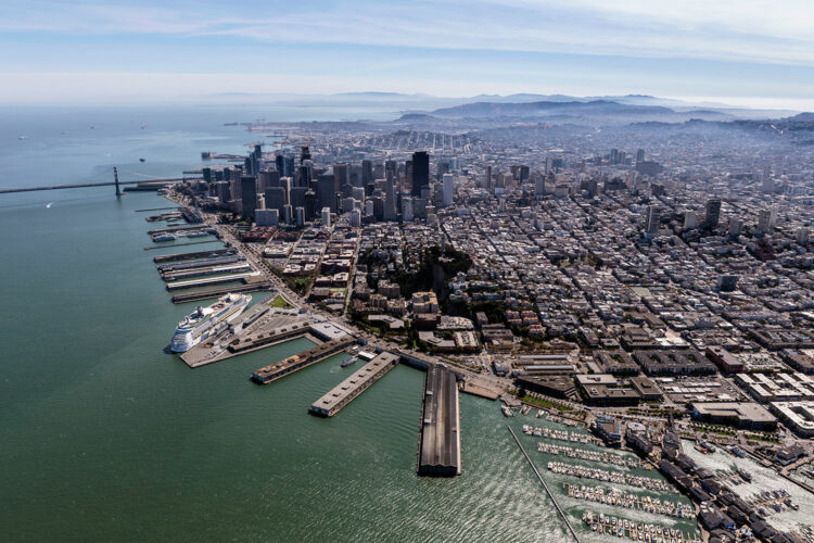 Vista aérea del Puerto de San Francisco con un barco de crucero en uno de sus muelles.
