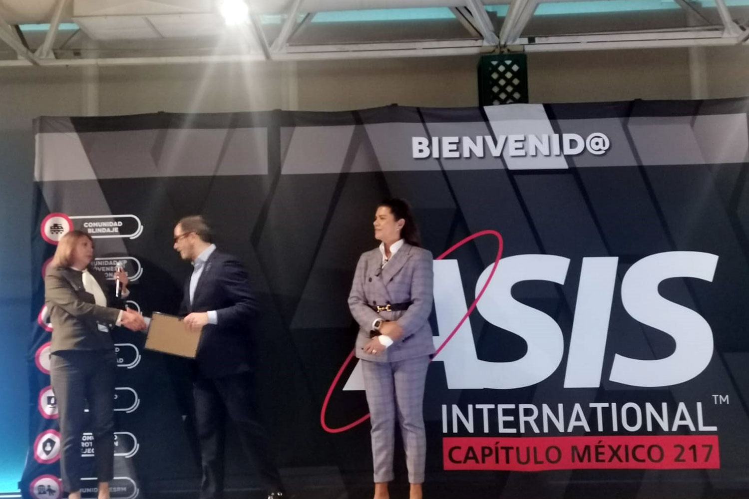 Midori Llanes Gaytán, Braulio Arzuaga Losada y Brisa Espinosa Ávila en la reunión de ASIS Capítulo México de noviembre de 2022