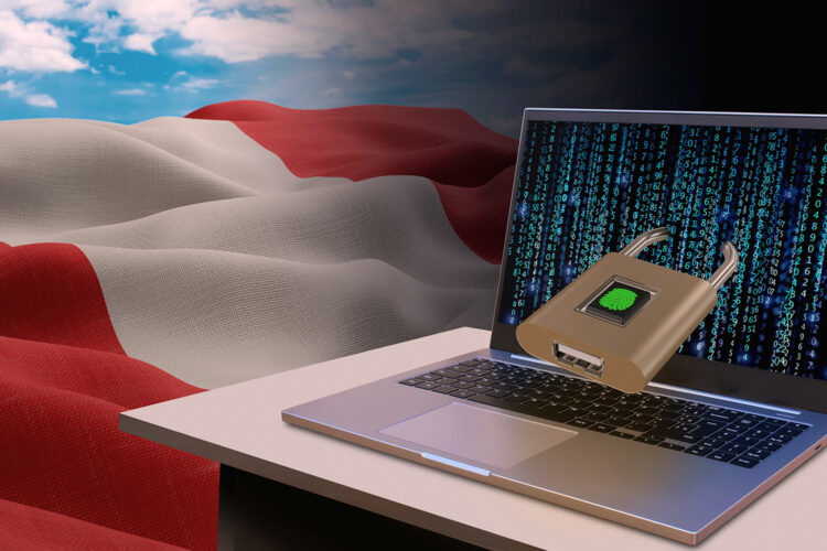 un ordenador portátil con un candado de ciberseguridad junto a la bandera de Perú