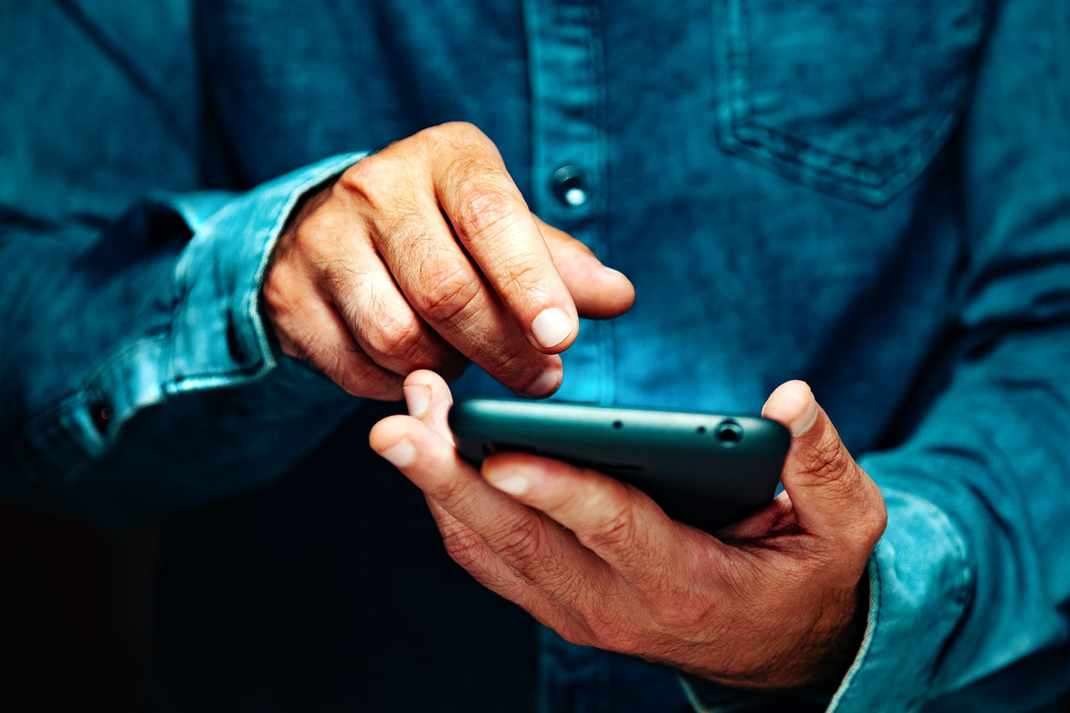 un hombre clica en un enlace de su smartphone