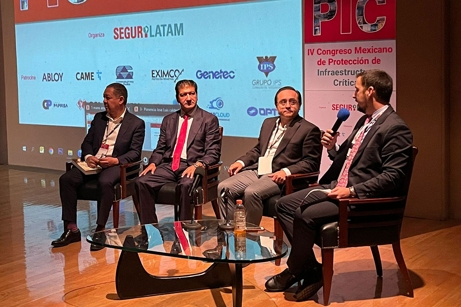 Mario Arroyo-Juárez, Ignacio Hernández Orduña, José Luis Calderón González y Javier Borredá García. en el IV Congreso Mexicano PIC.