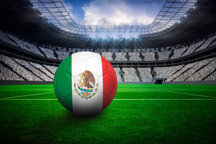 balón de fútbol con la bandera de México