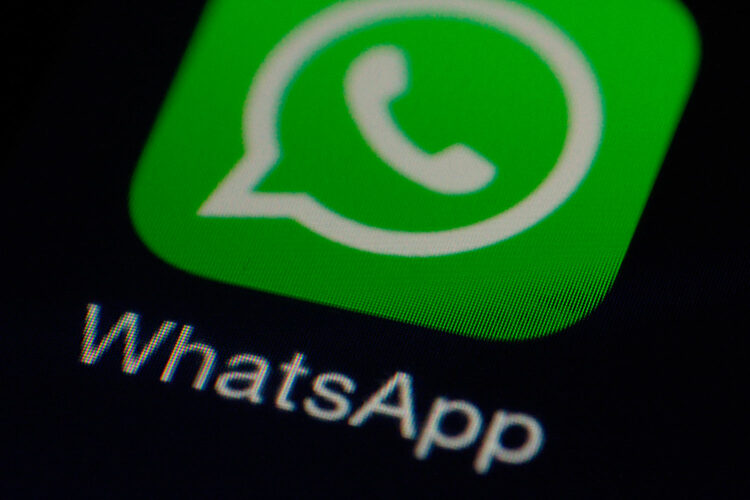 logo de WhatsApp en una pantalla