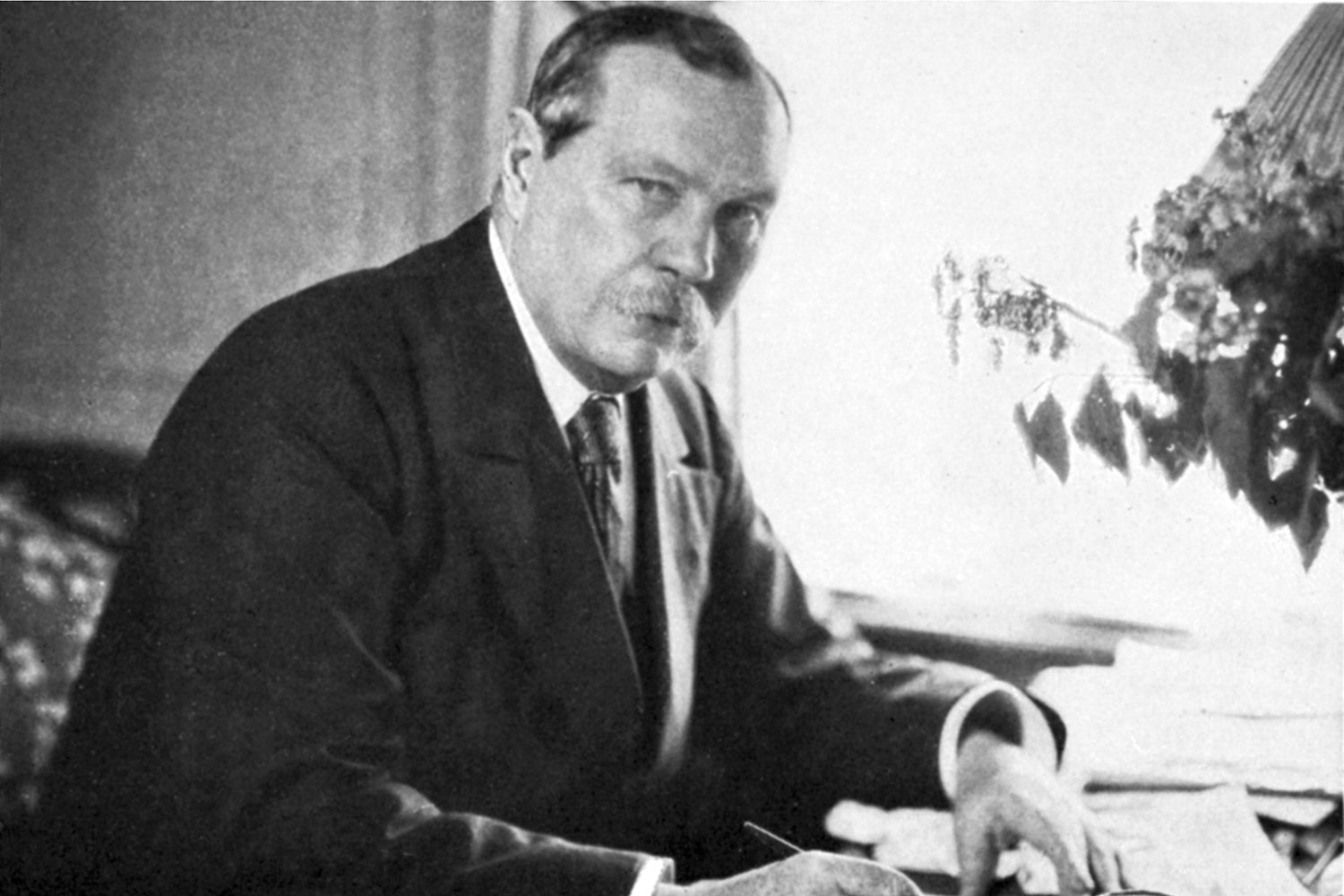 El escritor Arthur Conan Doyle