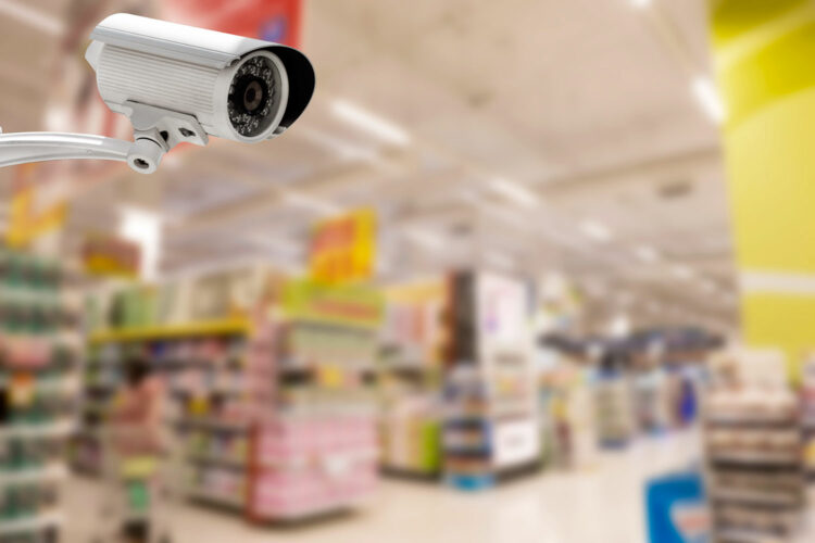 cámara de videovigilancia en un supermercado