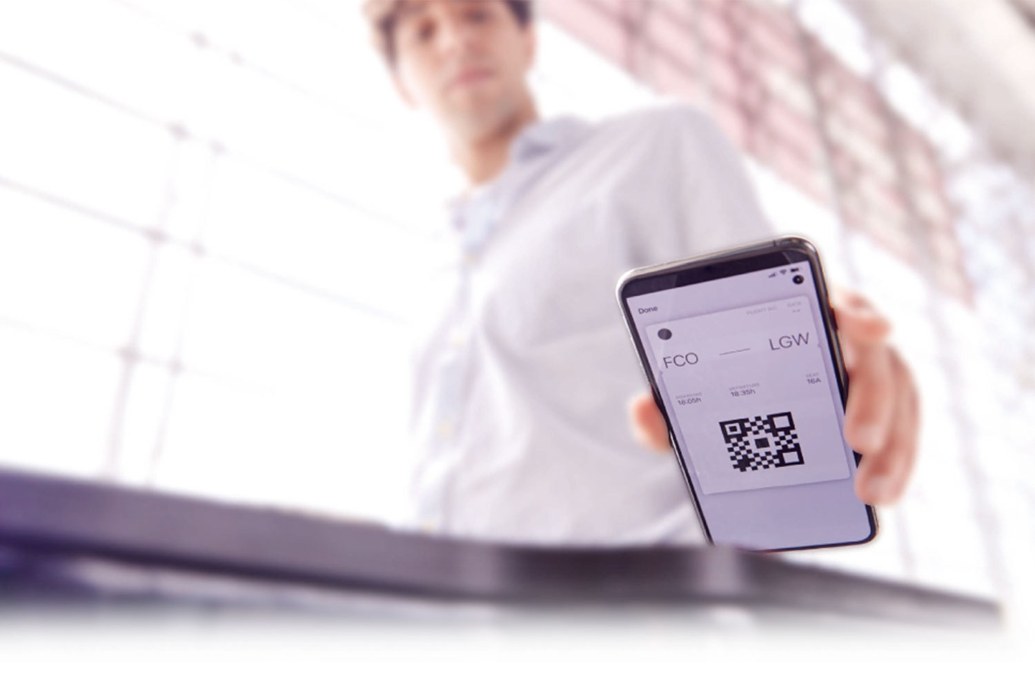 un hombre utiliza un smartphone con código QR dinámico en un control de acceso