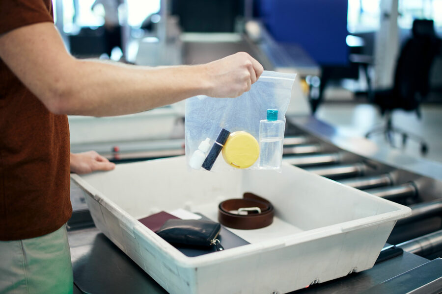 un pasajero muestra sus pertenencias en el control de seguridad de un aeropuerto