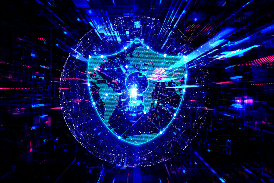 un escudo de ciberseguridad sobre un mapa del mundo