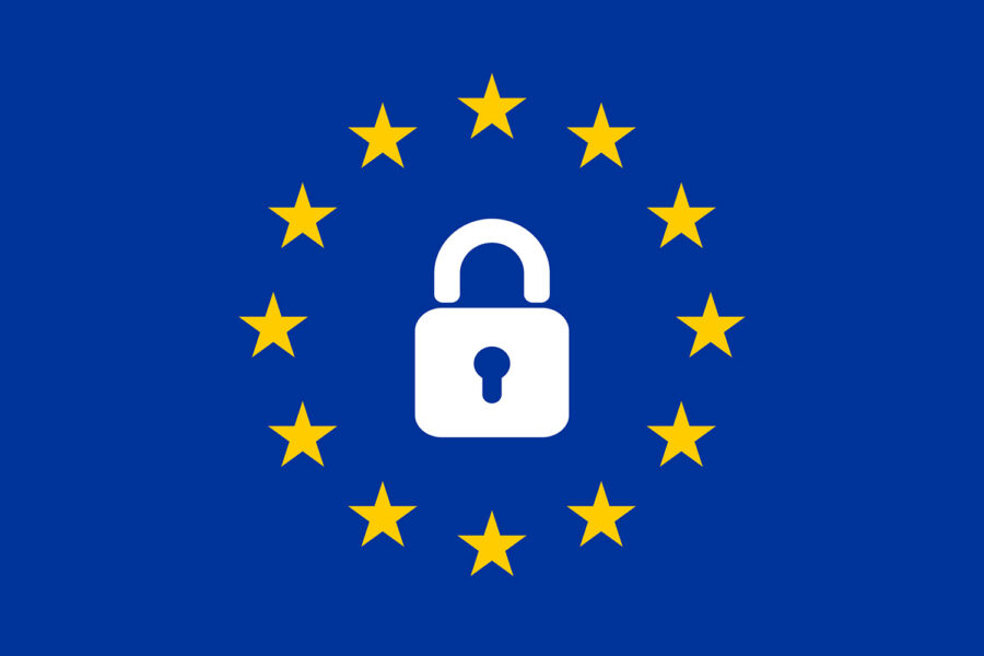 bandera de la Unión Europea con un candado de ciberseguridad