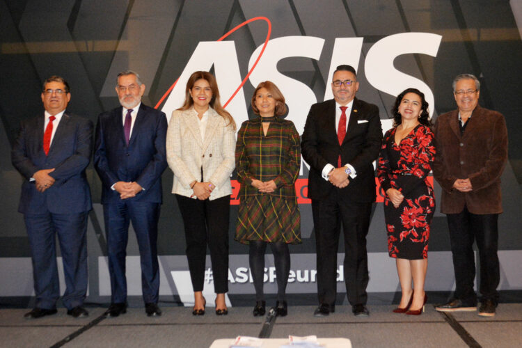 Integrantes de los consejos directivos saliente y entrante de ASIS Capítulo México.