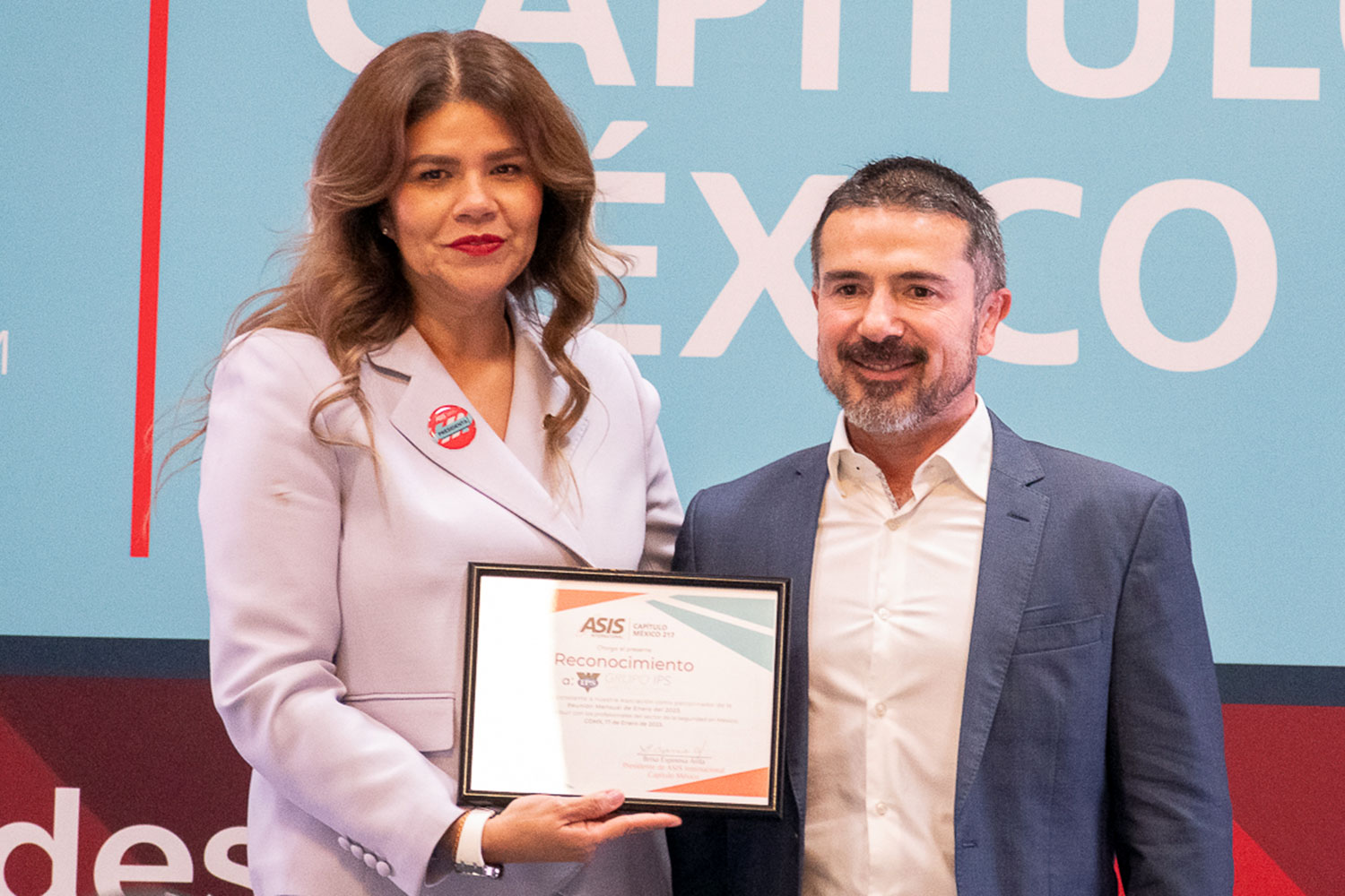 Brisa Espinosa, presidenta ejecutiva de ASIS Capítulo México, junto a Jorge Uribe, director comercial del Grupo IPS