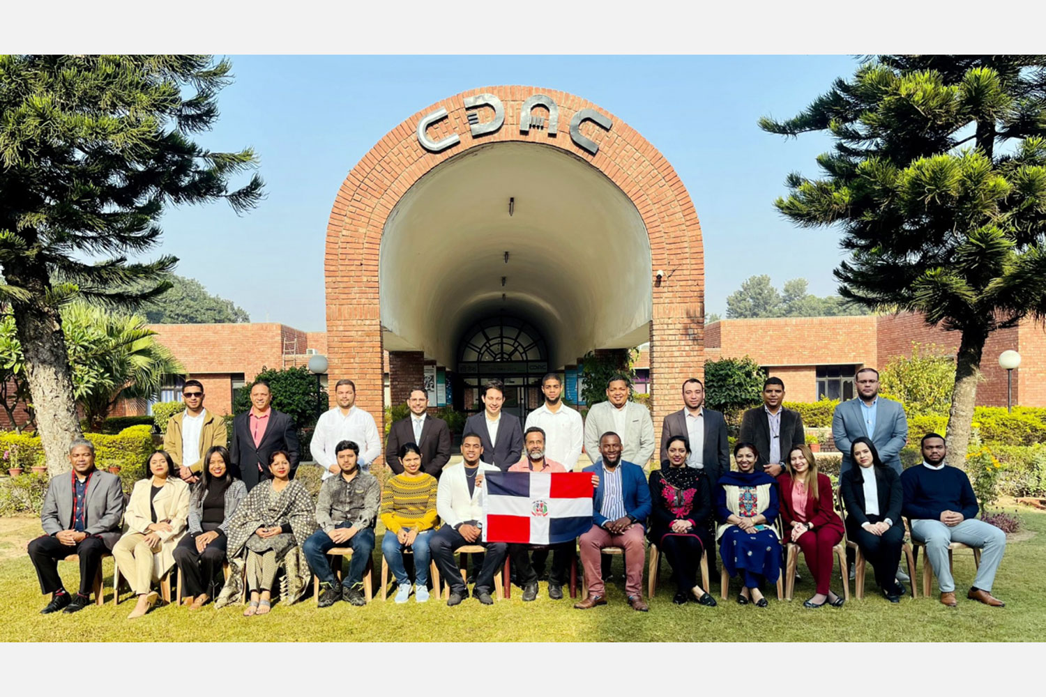 Profesionales indios y dominicanos que participaron en el programa de capacitación de ciberseguridad celebrado en Mohali.