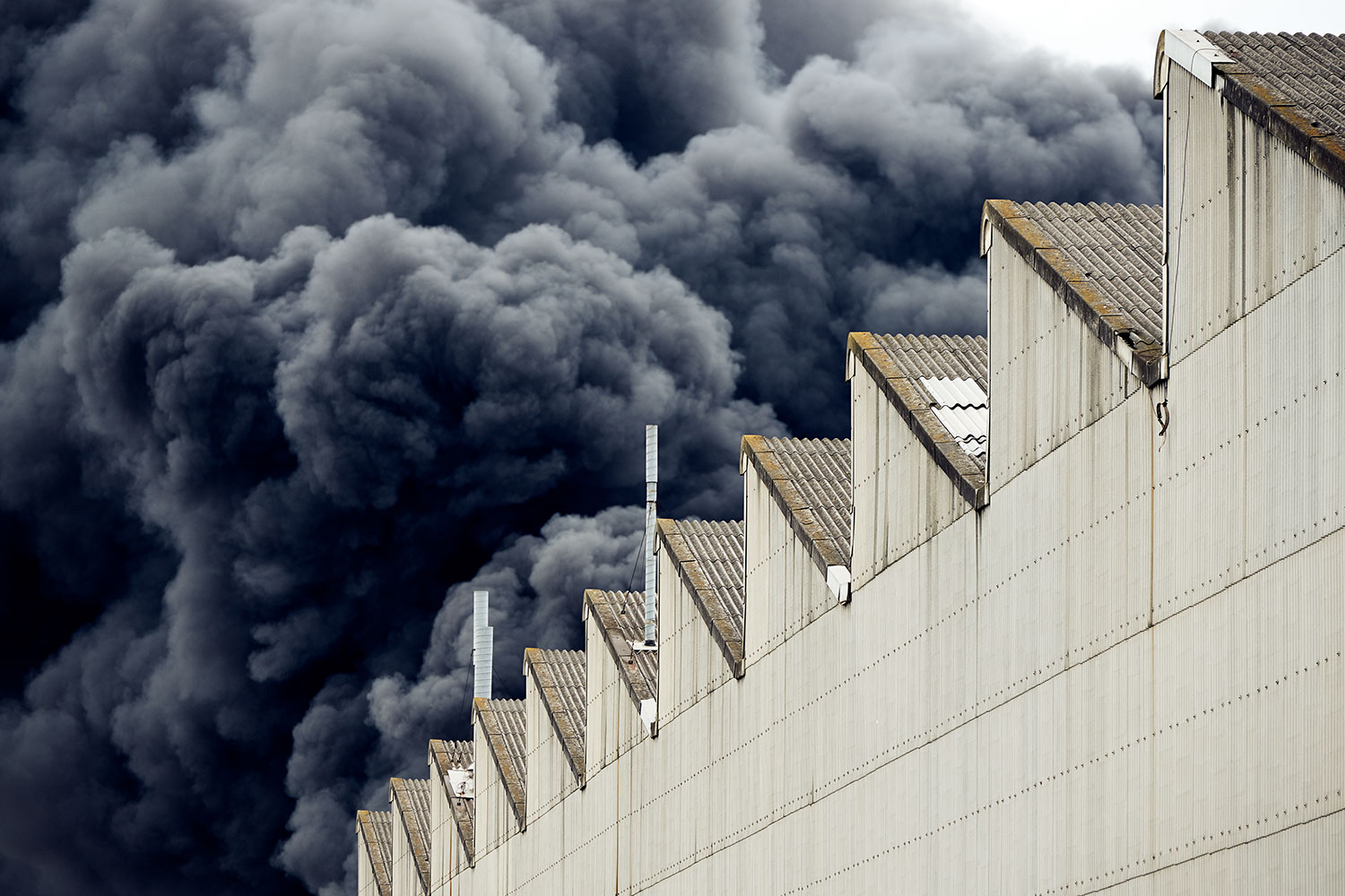 humo negro debido al incendio en una fábrica