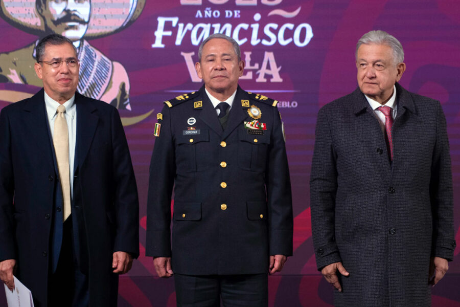 De izquierda a derecha: Luis Rodríguez Bucio, David Córdova Campos y el presidente mexicano Andrés Manuel López Obrador