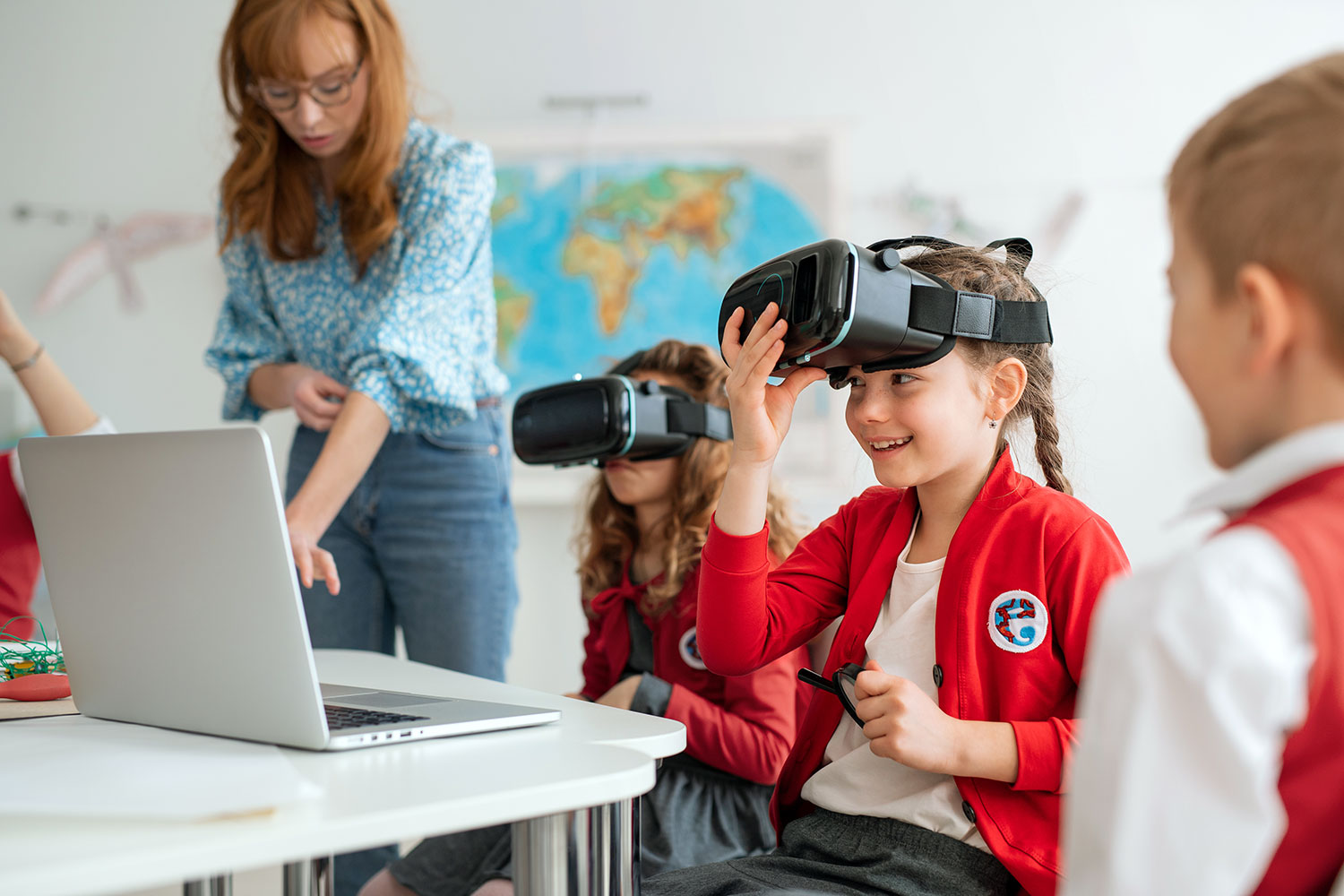 una estudiante utiliza unas gafas de realidad virtual conectadas al metaverso en el colegio