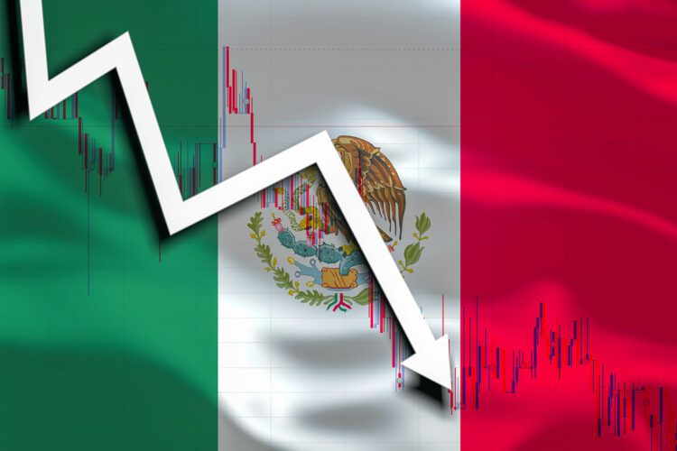 bandera de México con una gráfica de desaceleración económica