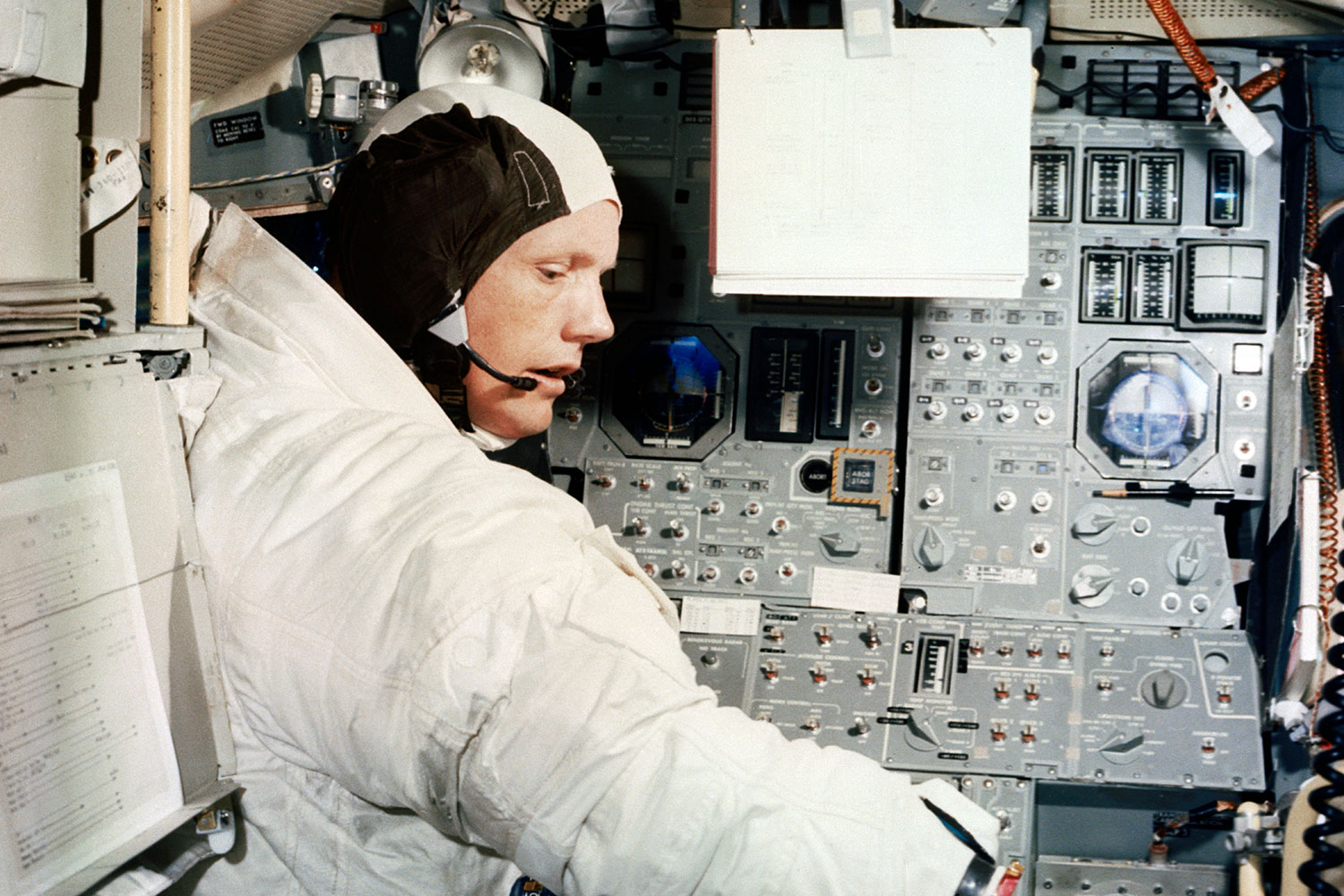 Neil Armstrong en el simulador del módulo lunar en 1969