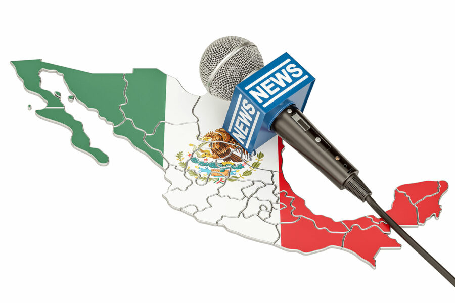 un micrófono de una cadena de televisión sobre el mapa de México