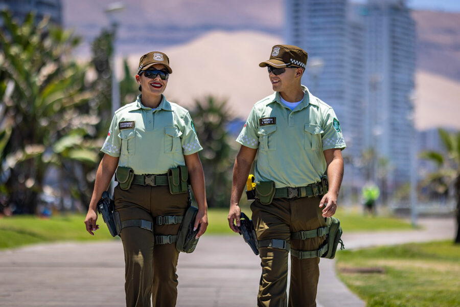 dos policías de Carabineros de Chile patrullan en Iquique