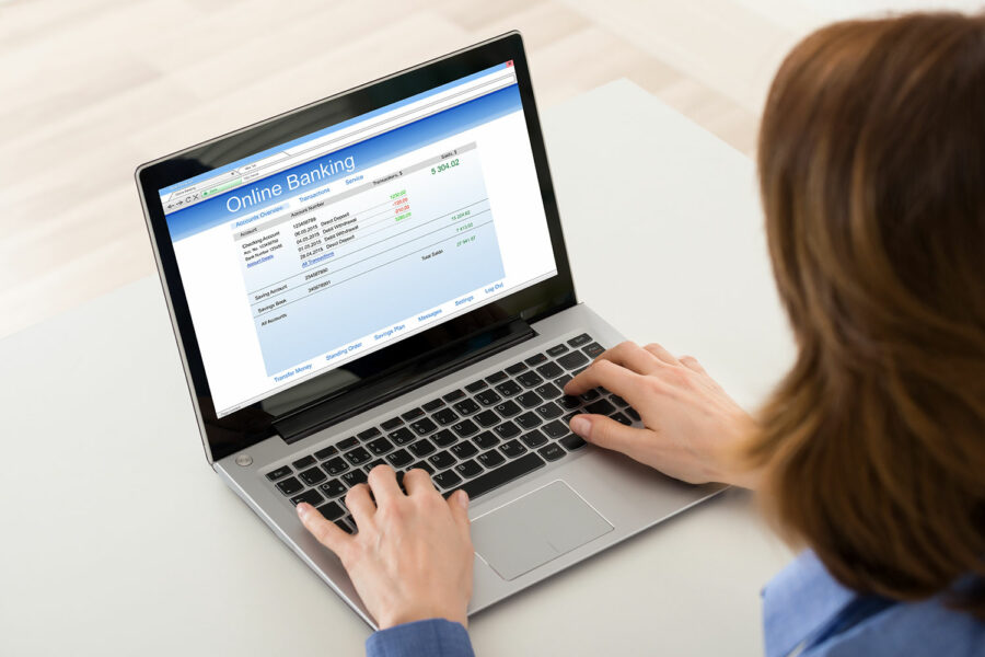 una mujer accede a la banca online con su ordenador portátil