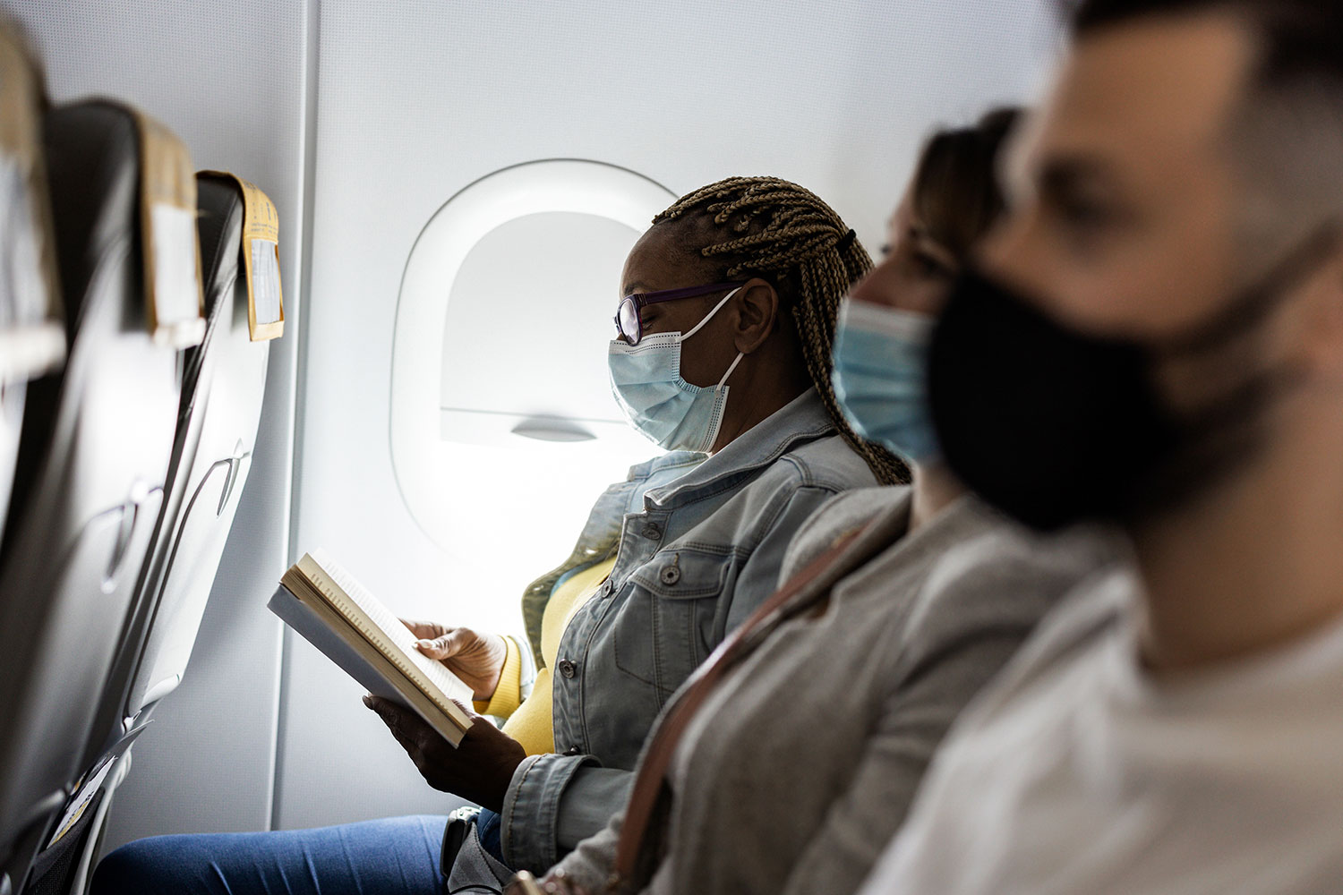 pasajeros de avión con cubrebocas