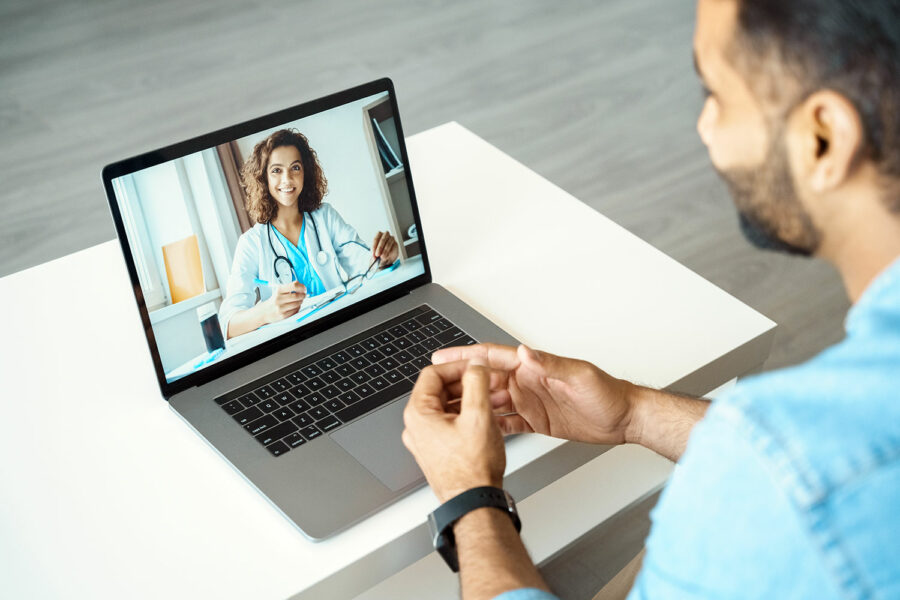 Una doctora atiende a un paciente a través de una videoconferencia