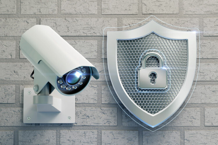 una cámara de videovigilancia y un escudo de ciberseguridad