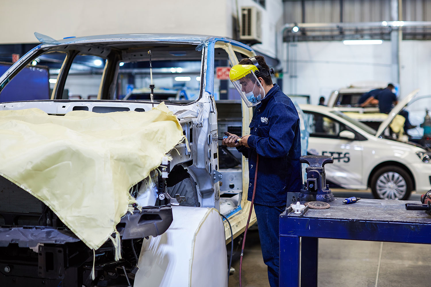 un operario de la industria del blindaje trabaja en un automóvil