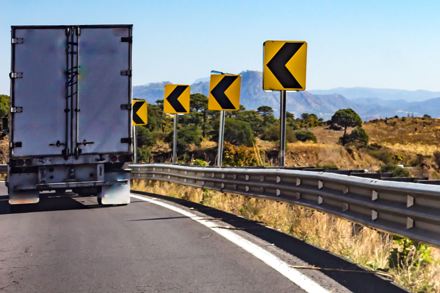 un camión recorre una carretera mexicana