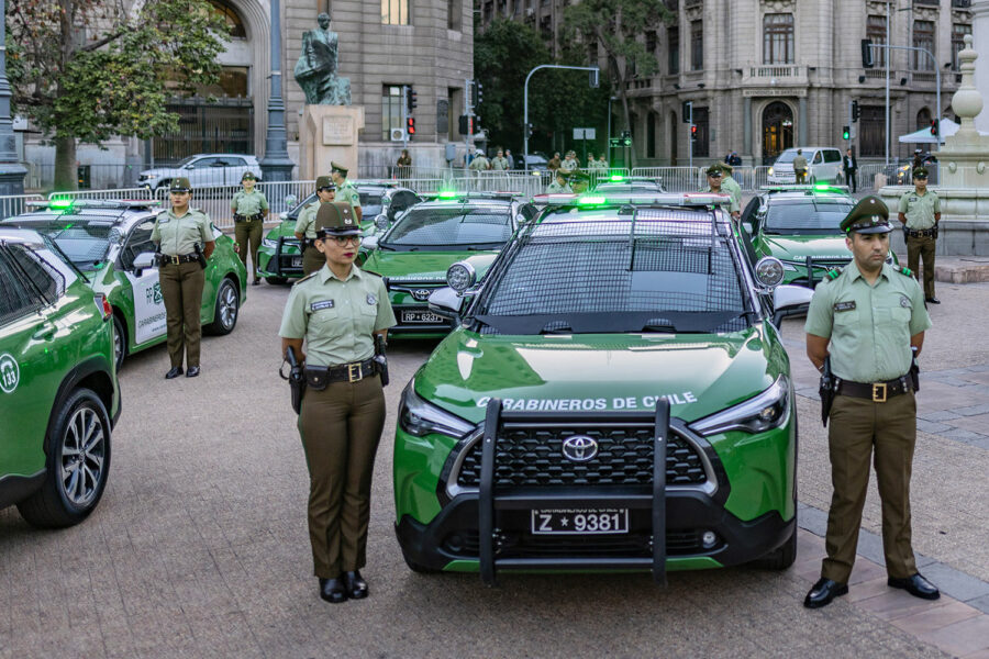 Integrantes de Carabineros de Chile en una entrega de vehículos para labores de patrulla