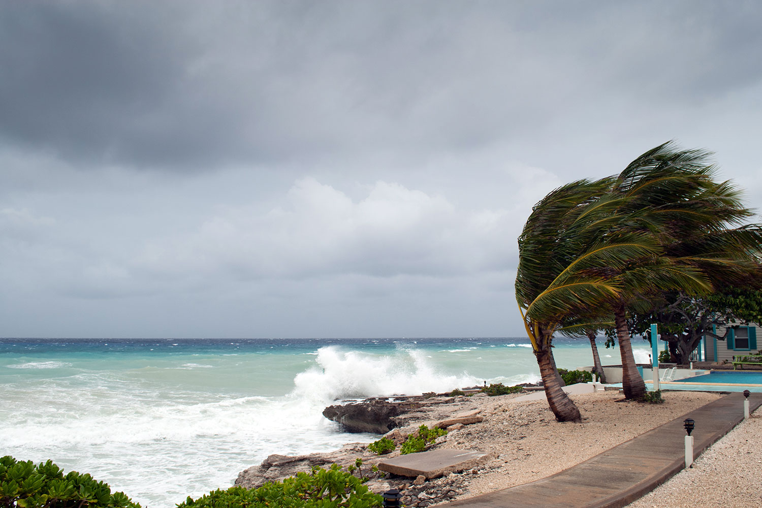 una playa caribeña azotada por un huracán