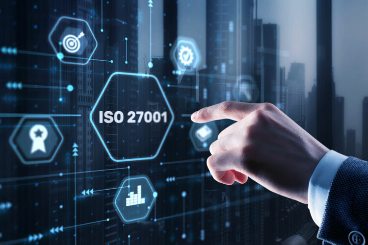 el dedo de una mano apunta a la certificación ISO 27001