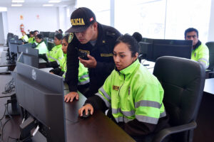 agentes de la Policía Nacional del Perú laboran frente a unos monitores de ordenador