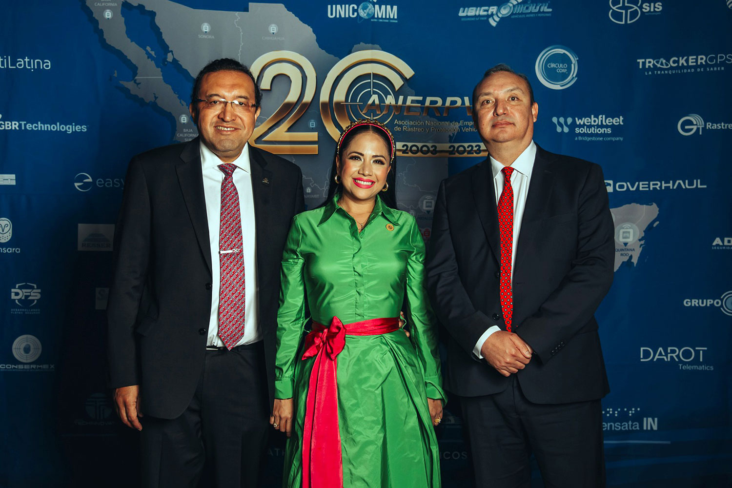 De izquierda a derecha: Armando Zúñiga Salinas, la diputada federal Juanita Guerra Mena y David Román.