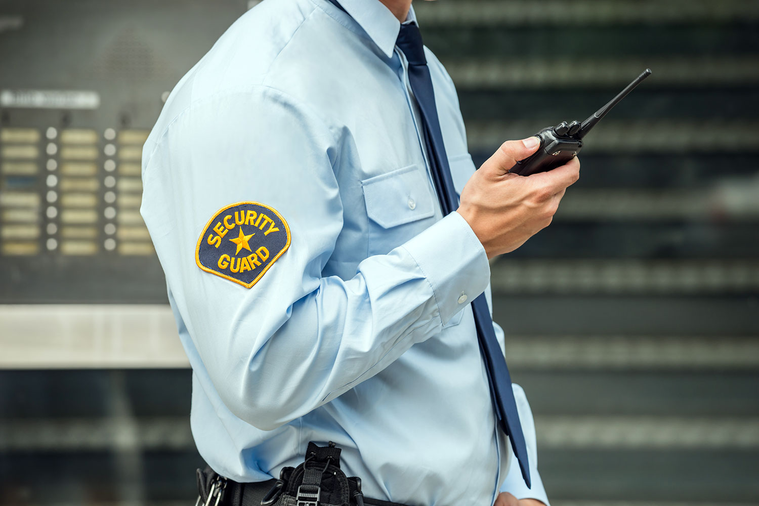 un guardia de seguridad privada habla por un equipo de radiocomunicación