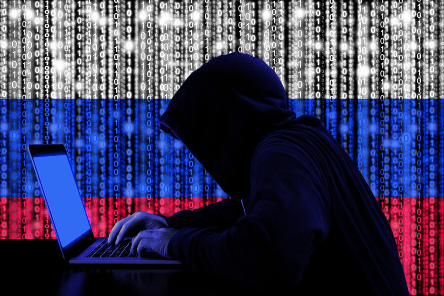 un hacker ruso maneja un ordenador portátil