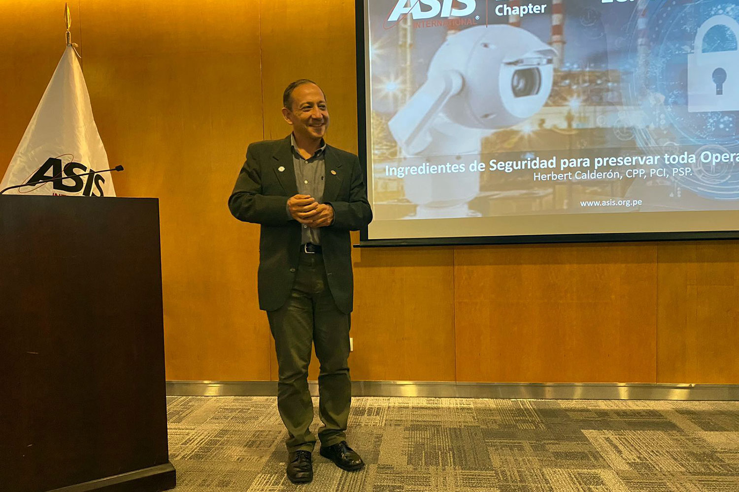 Herbert Calderón durante la presentación de su libro en un workshop organizado por ASIS Perú
