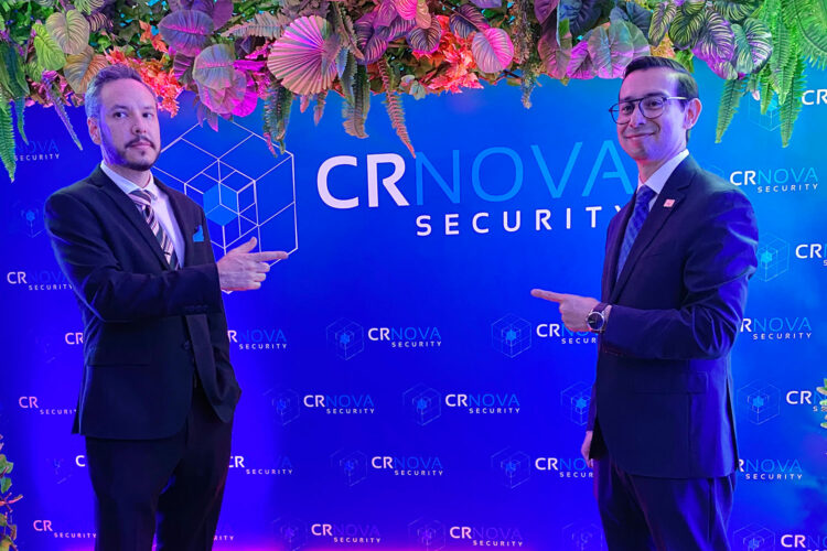 Samuel Cacho Cámara (izquierda), socio y fundador de CR Nova Security, y Marcos Castillo, director general de la empresa