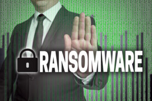 un hombre alza su mano para detener un ataque de ransomware
