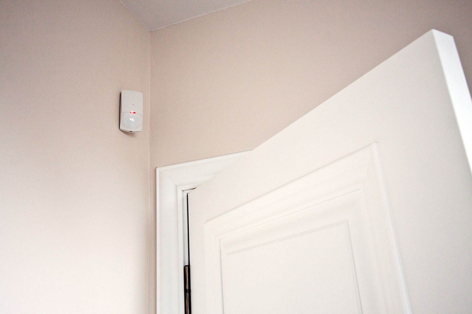 un detector de movimiento instalado en una pared junto a una puerta