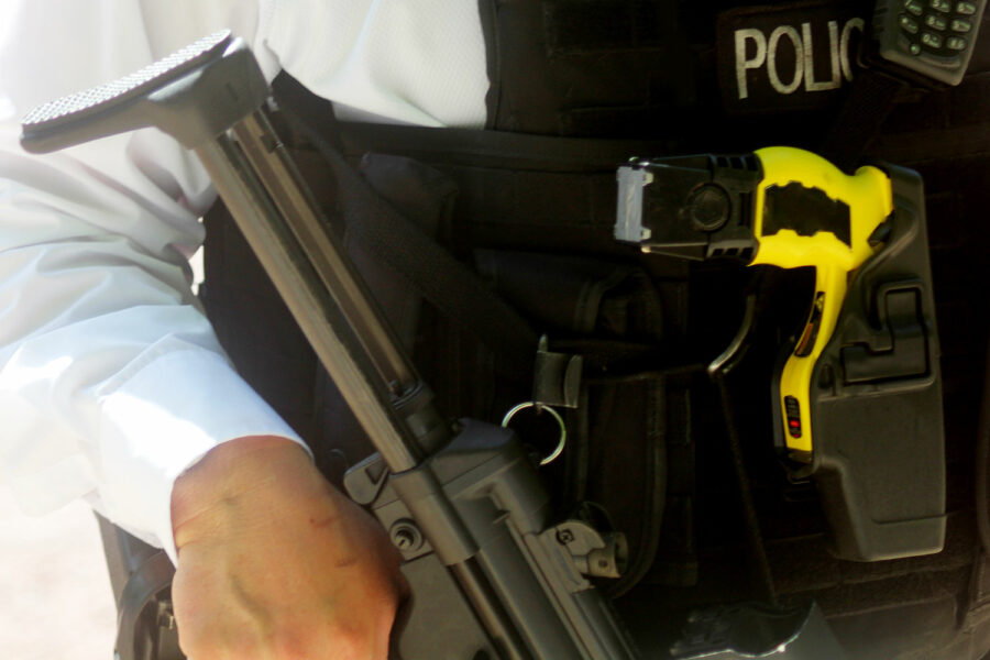 un policía británico porta un arma de fuego y una pistola eléctrica