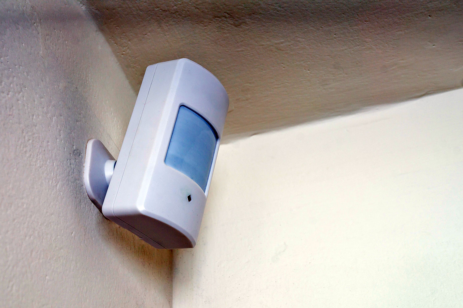 sensor de movimiento de un sistema de alarma instalado en la pared