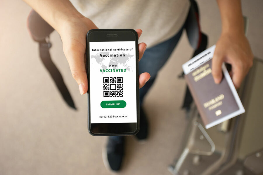 un viajero muestra el certificado COVID de su smartphone en un aeropuerto