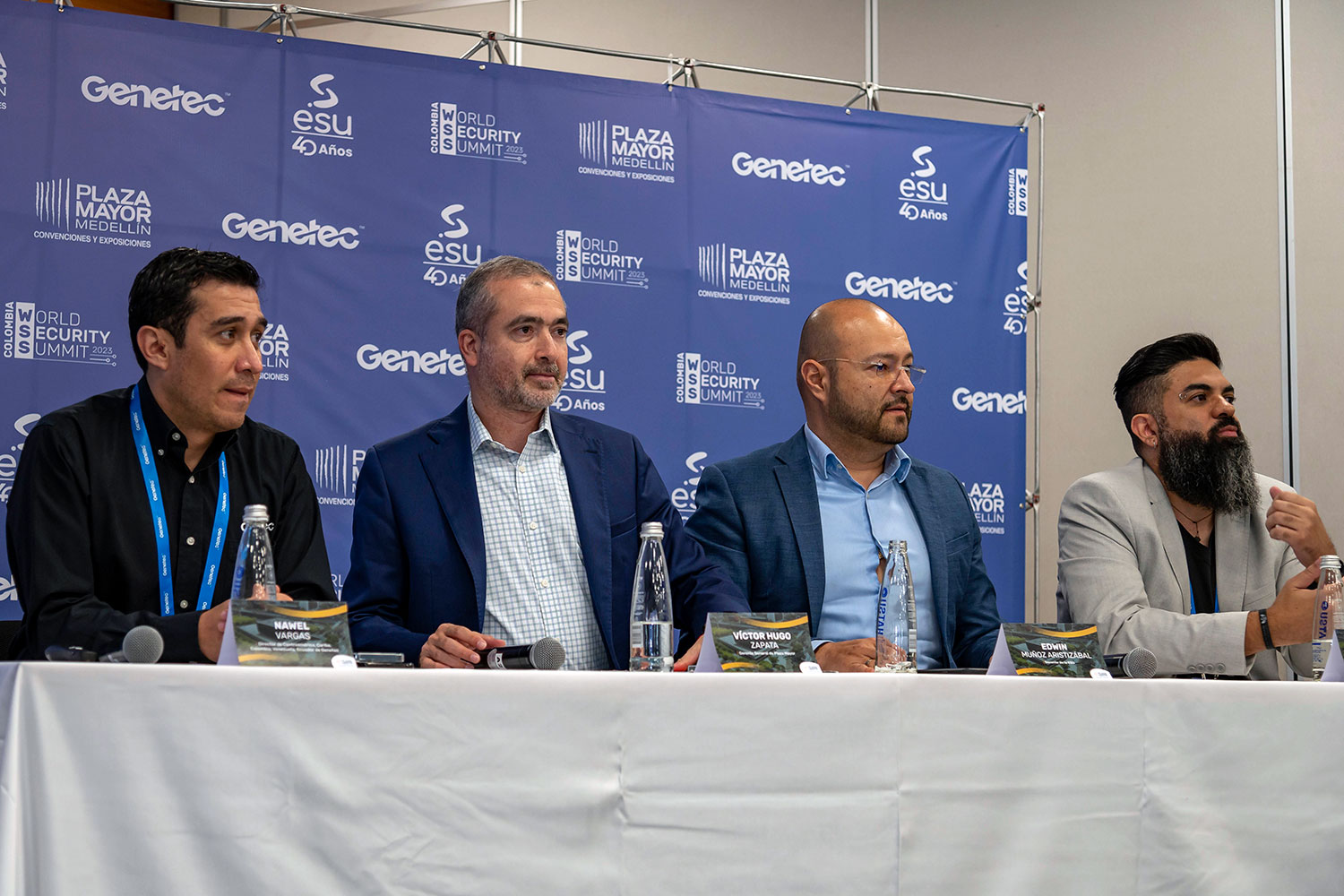 De izquierda a derecha: Nawel Vargas, director de Genetec para Centroamérica, Caribe, Colombia, Venezuela y Ecuador; Edwin Muñoz, gerente de la Empresa para la Seguridad Urbana (ESU) de Medellín; Víctor Hugo Zapata Madrigal, gerente general de Plaza Mayor en Medellín; y Ueric Melo, gerente de Ciberseguridad y Privacidad de Genetec Latam.