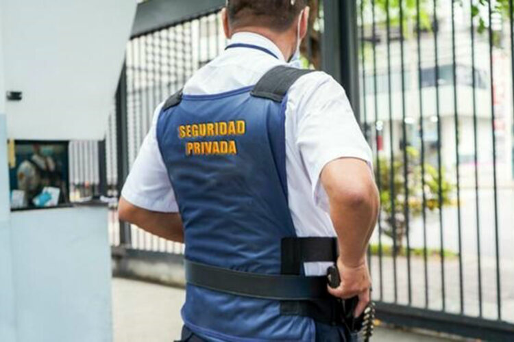 un guardia de seguridad privada presta servicio en Perú