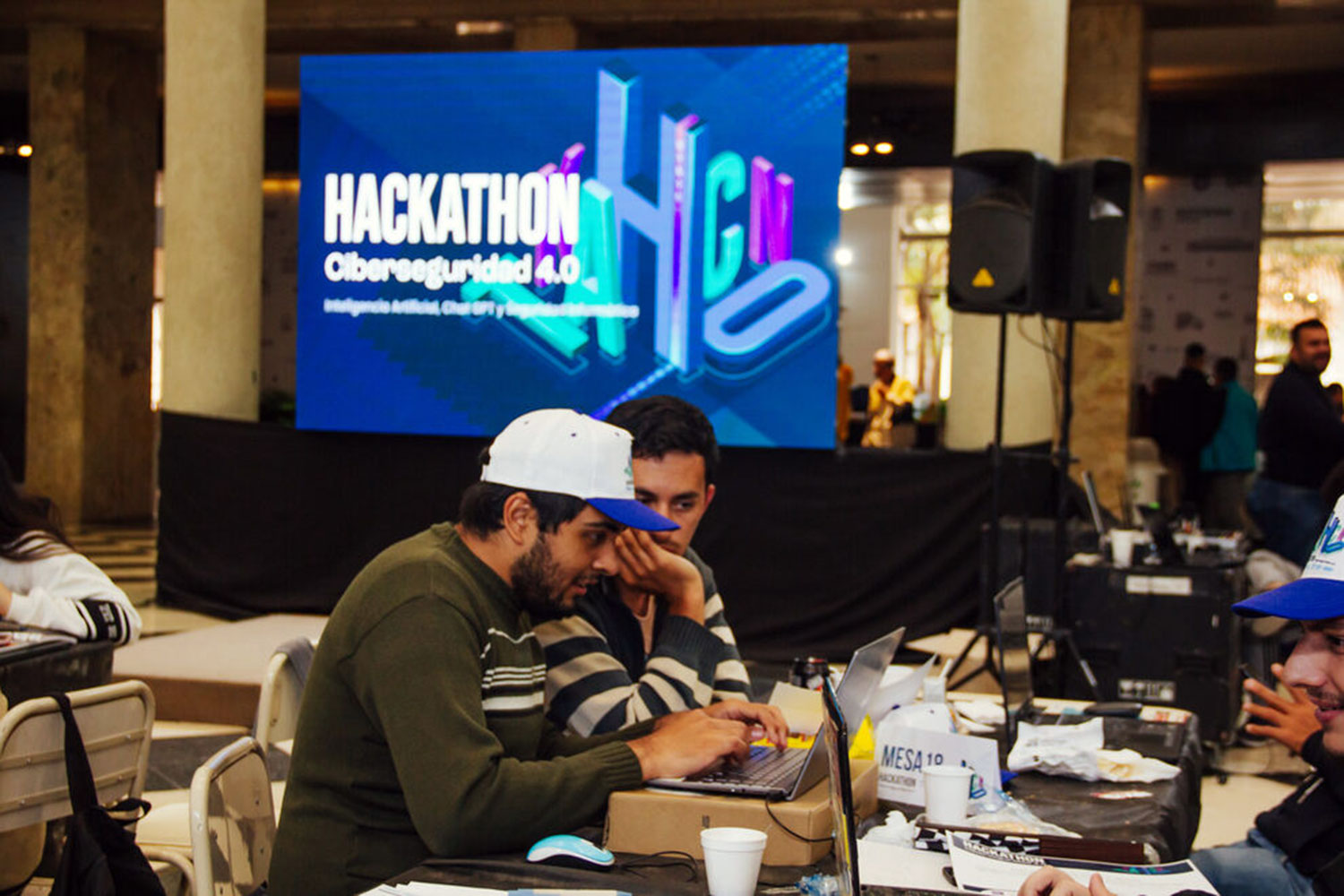 Participantes de un ‘hackathon’ sobre ciberseguridad e inteligencia artificial celebrado en la provincia de Córdoba (Argentina).