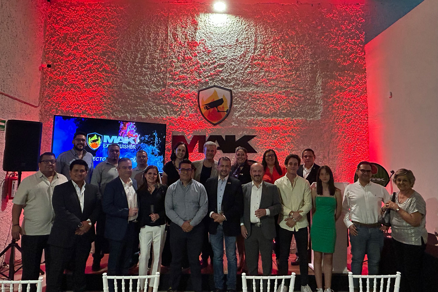 Asistentes a la inauguración de la nueva sucursal de MAK Extinguisher en Guadalajara (Jalisco, México).