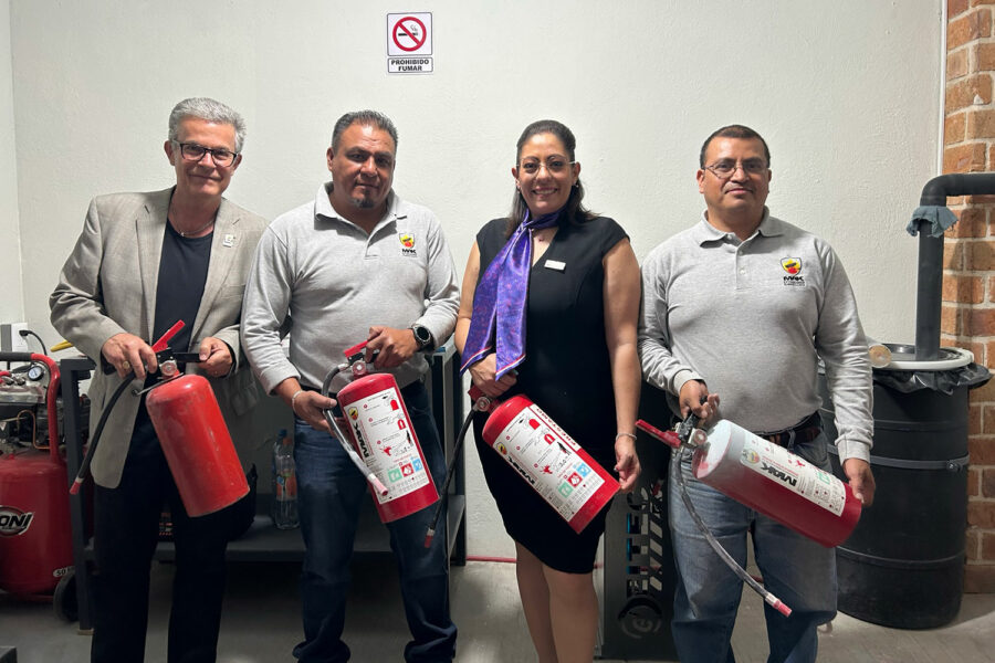 Fco. Javier Fernández Soto y Perla Liliana Ortega Porcayo acompañados de trabajadores de MAK Extinguisher en Guadalajara.